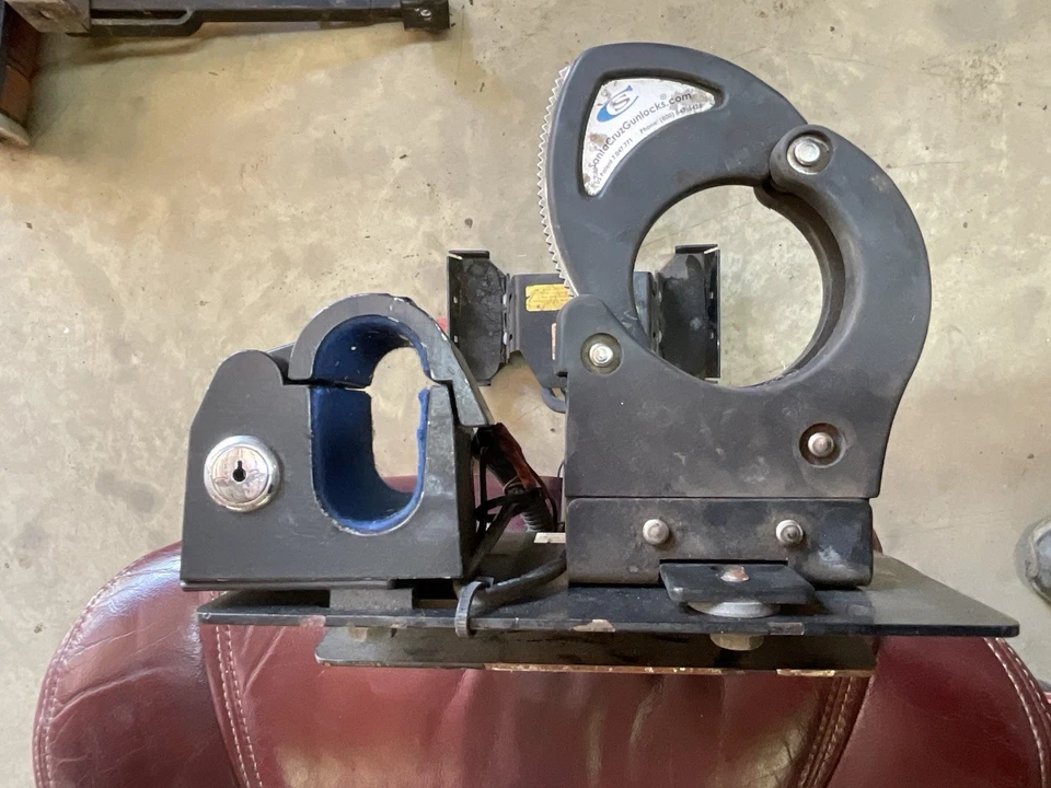 Ford Crown Victoria 2009 coche de policía soporte para pistola sin llaves color negro  Foto 3 de 4