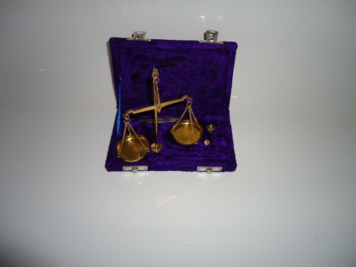 Small Set Brass Scales In Blue Velvet Box With 20 Gram Weight Antique Style Gift - Picture 4 of 9