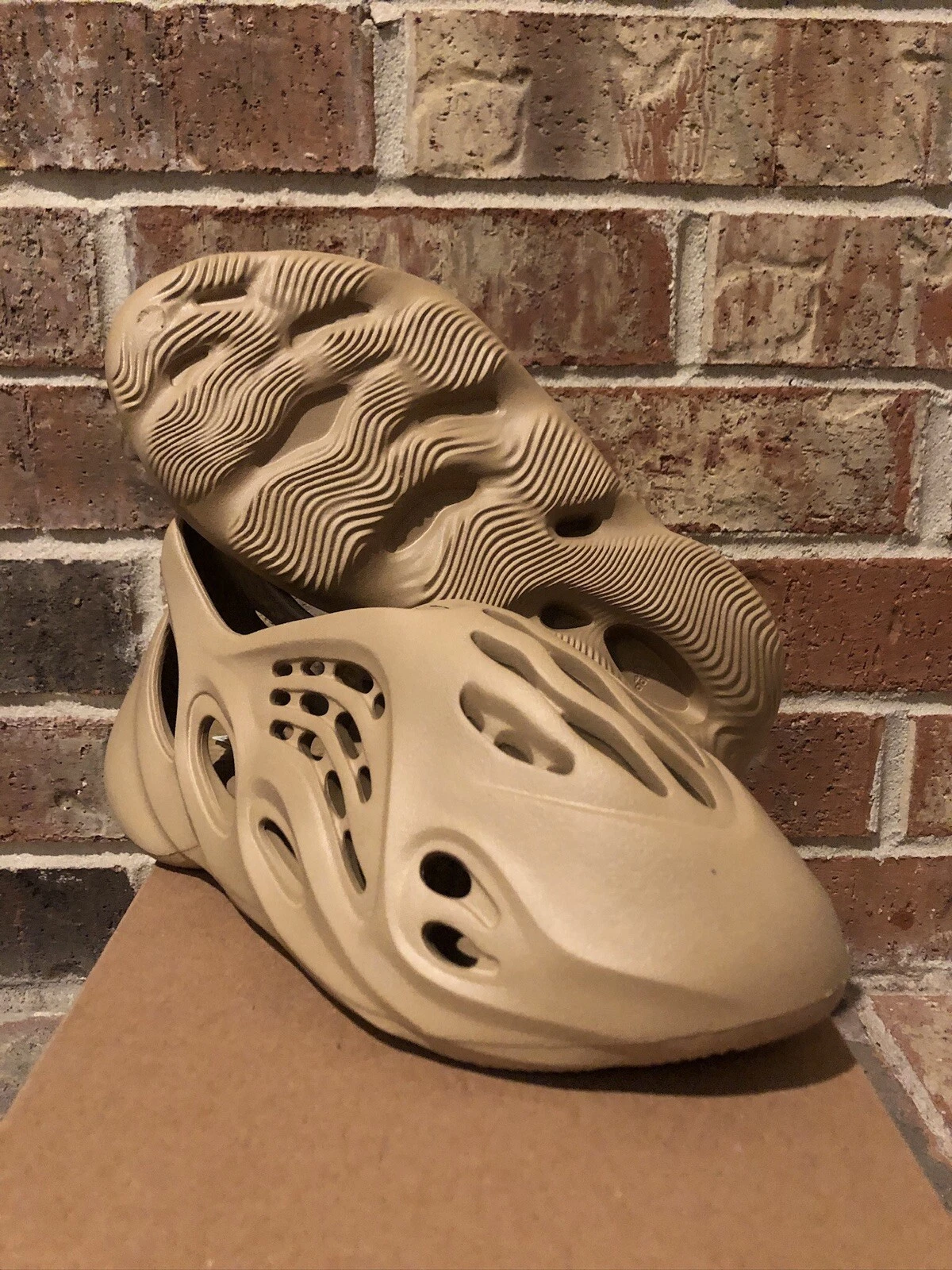 Nuove 10 Adidas Yeezy Foam Runner Rnnr sabbia deserto ocra slide GW3354 da uomo