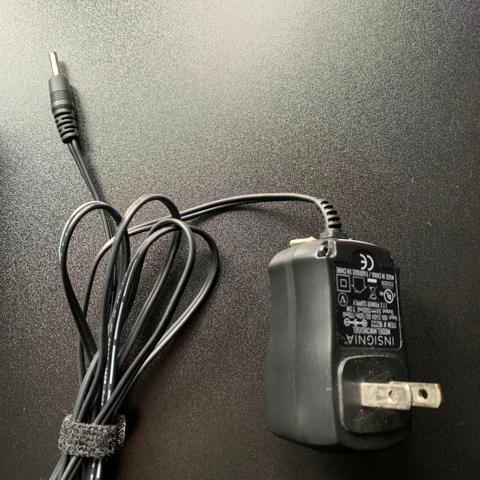 Insignia Xbox One Dual Controller Charger Rechargeable Station - Image 4 of 4