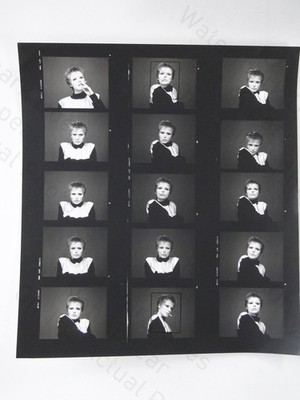 Frau stachelig blonde Haare Rauchen Kontakt Blatt Mode Portrait 1980er Vintage Foto