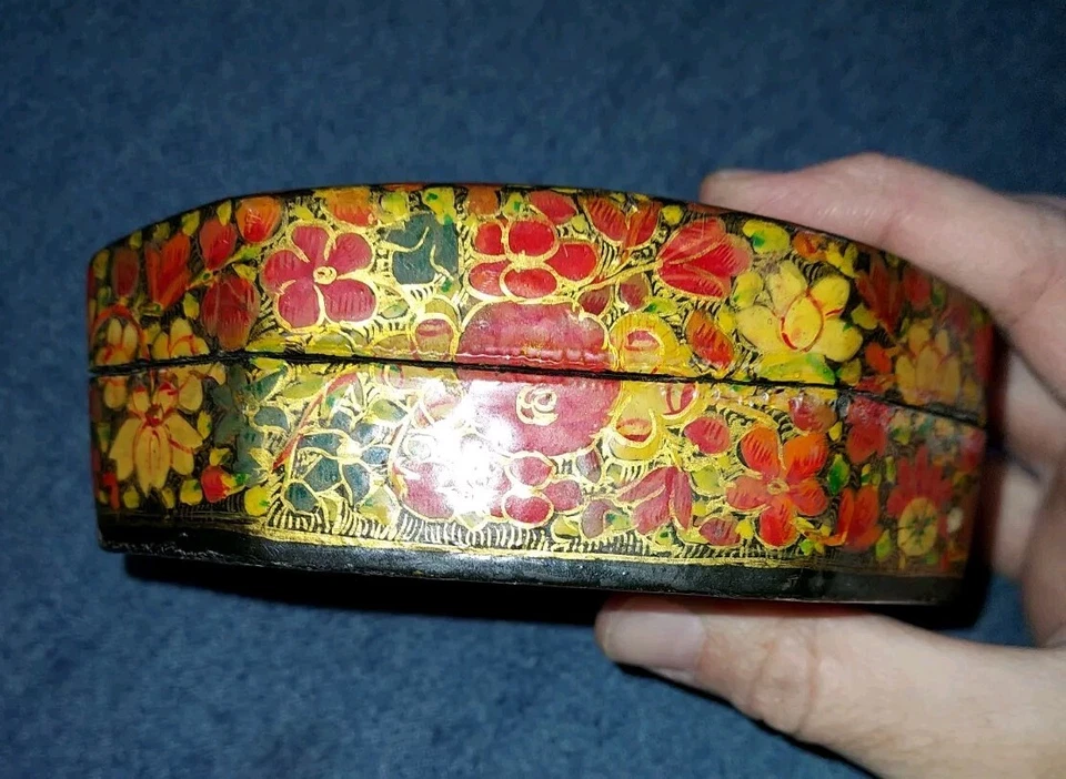 Caja floral de papel maché de cachemira de los años 70 con tapa de 4,5" por 3,5" Foto 4 de 4