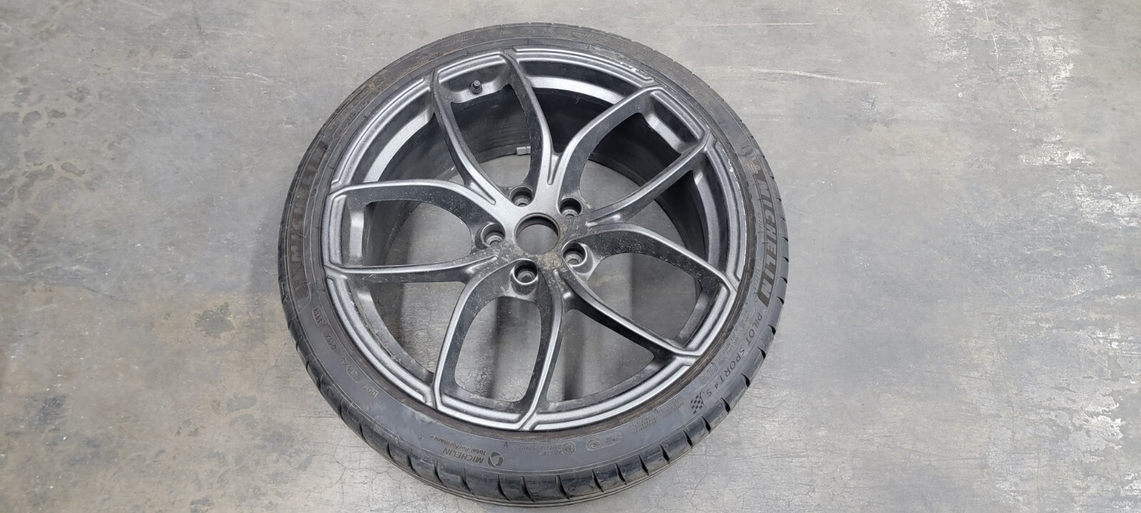 MCLAREN 720S FRONT WHEEL RIM TIRE OEM 14BA017SP