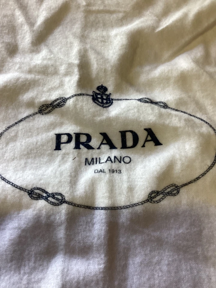 Usado - Funda Bolsa PRADA - Color Blanco - 22” x 19” Usado Alguna Decoloración Menor Foto 2 de 4