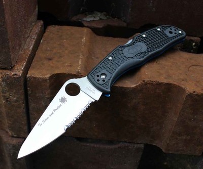 Spyderco Endela Lightweight Thin Blue Line Combination VG-10 FRN  Schwarz