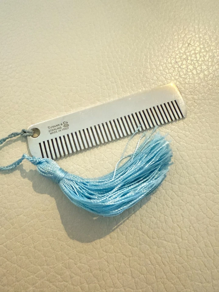 COLECCIONABLE Tiffany & Co. Peine de bebé de plata esterlina con borla azul Foto 4 de 4