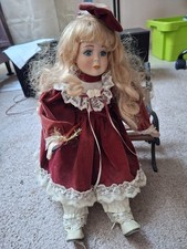 Vintage Porzelanpuppe mit Ständer und Zubeh�...