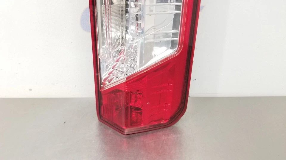 16 FORD TRANSIT 250 LUZ TRASERA LUZ TRASERA PASAJERO DERECHO Foto 2 de 4