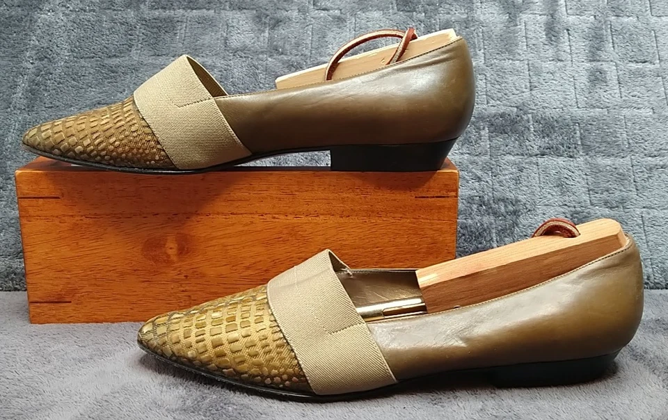 Zapatos planos de ballet Vaneli para mujer de cuero con estampado de serpiente de cocodrilo verde oliva 7,5 m Foto 3 de 4