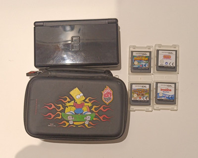 Nintendo DS Lite Schwarz Konsole mit Bart Simpson Case, Stylus & vier Spielen