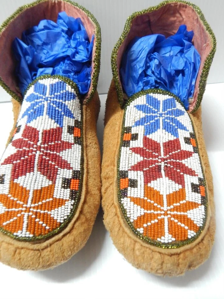 VINTAGE 1930s CREE INDIAN BEADED MOCCASINS ON MOOSE HIDE - MINT - NVR WORN - Image 4 of 4