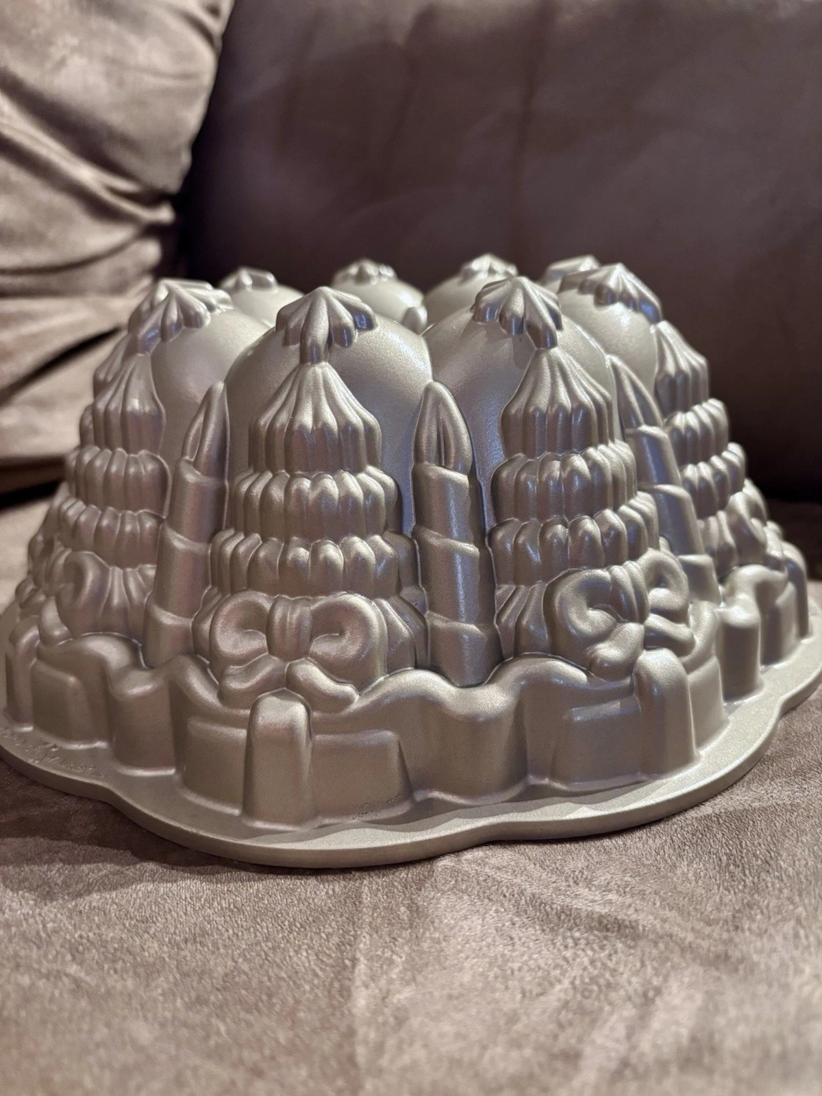WILLIAMS SONOMA NORDIC WARE NONSTICK CAST ALUMINUM VERY MERRY BUNDT PAN Gold