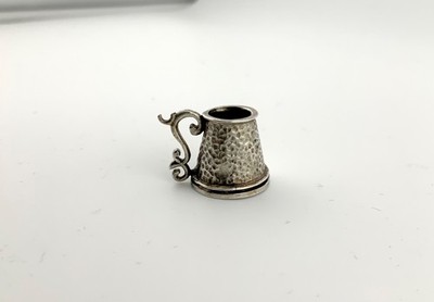 Vintage 70er Retro gehämmert silberfarben klarer Sockel Trink Bier Krug Charm