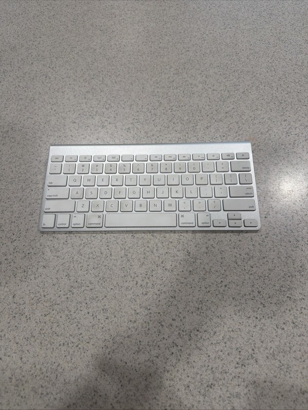Apple A1314 Wireless Keyboard - White - Tested  