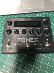 IK MULTIMEDIA AMPLITUBE TONEX AMPLIFIER EFFECTS MODELER PEDAL/Box