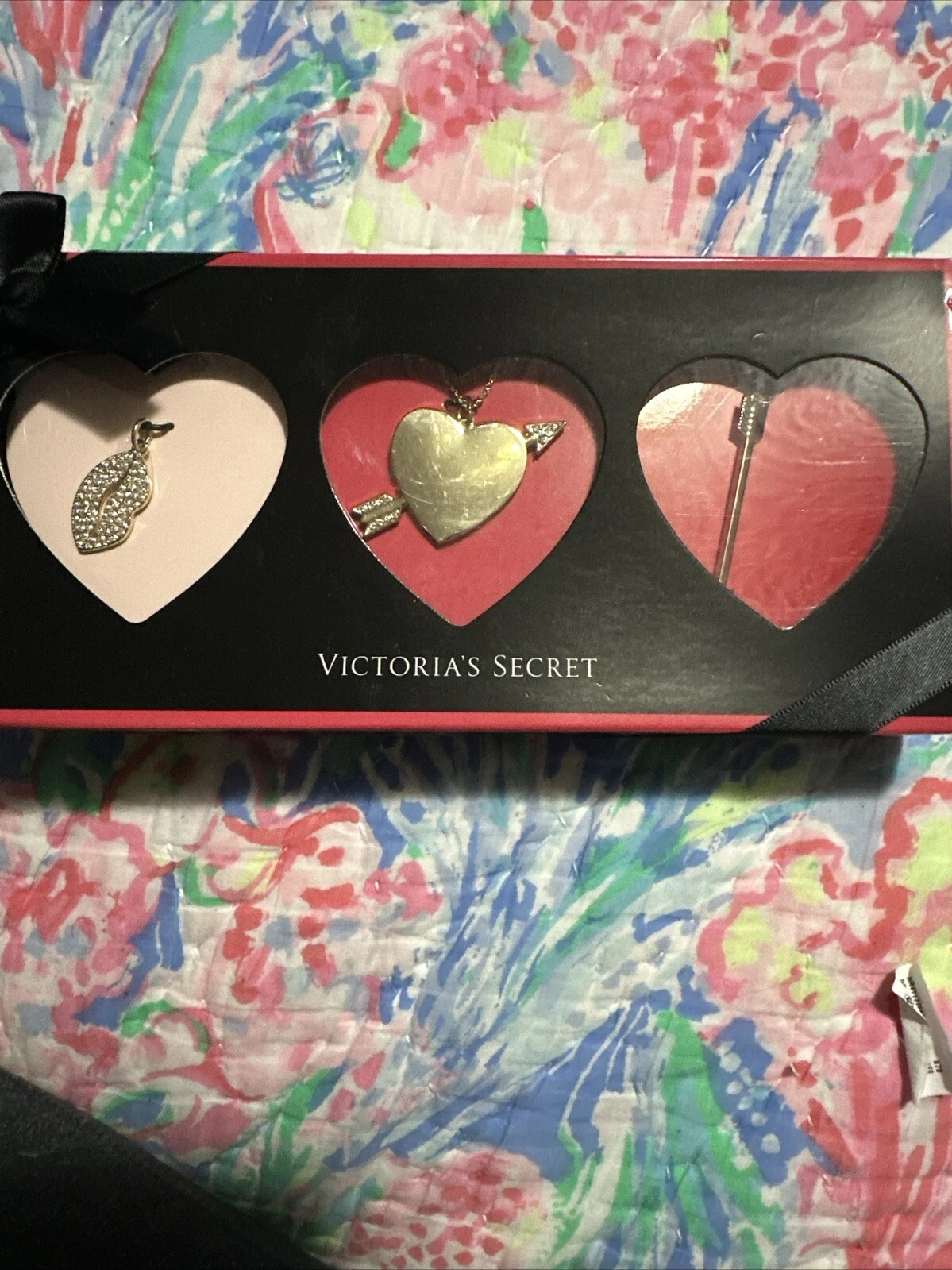 UNDERCOVER Collana con ciondolo dorato Victoria's Secret nuova con scatola e 3 ciondoli