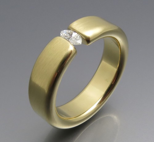DISEÑO NEUMÁTICO - ANILLO TENSOR DIAMANTE MARQUESA - ORFEBRERÍA PROPIA - ORO AMARILLO 585 - Imagen 4 de 10