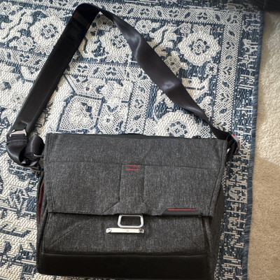 Peak Design Everyday Messenger 15L Padded Shoulder Bag Fits 15in Laptop Gray