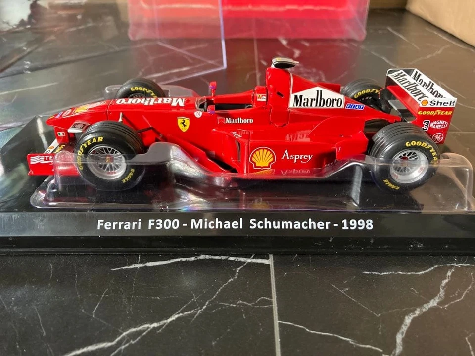 Modellino pressofuso Ferrari F300 F1 scala 1/24 grandi dimensioni Michael... - Immagine 2 di 4