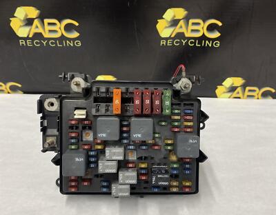 2000-2002 Chevy Surburban 1500 Engine Fuse Box Assembly OEM