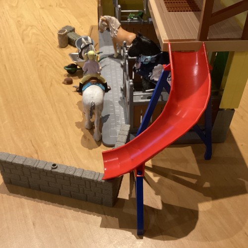 Schleich Farm World 42485 fienile/stalla 2 cavalli 1 puledro e accessori - Foto 3 di 6