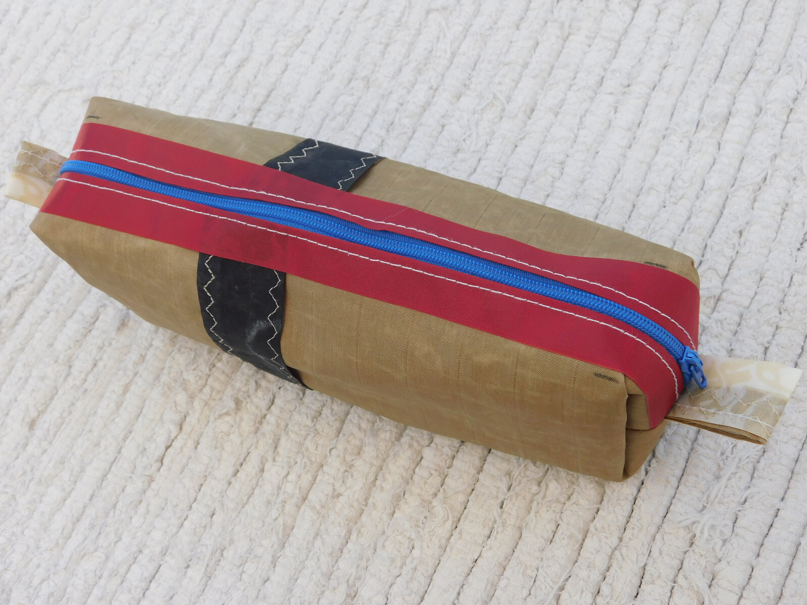 Luxury Beauty Case Nero Vela Kitesurf Handmade - Eleganza Sostenibile
