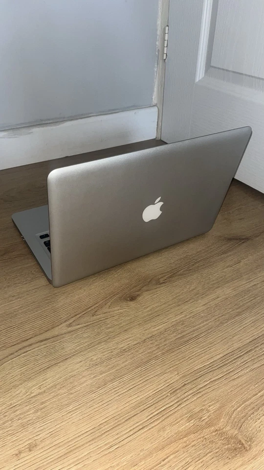 Apple MacBook Pro 13" 2010 · i5 · 4GB · 750GB, photo 2 of 5