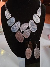 Scuft Medial Siliver Tone 18" Necklace And Earrings Fashion Set