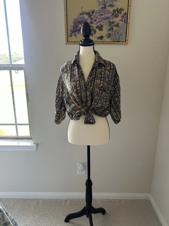 Винтажная мужская рубашка 90-х с черно-коричневым принтом из настоящего шелка на пуговицах размер S - Изображение 2 из 4