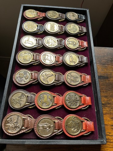 Vintage Collection of 21 Brass and Leather Keychains with Unique Engravings - Picture 3 of 3