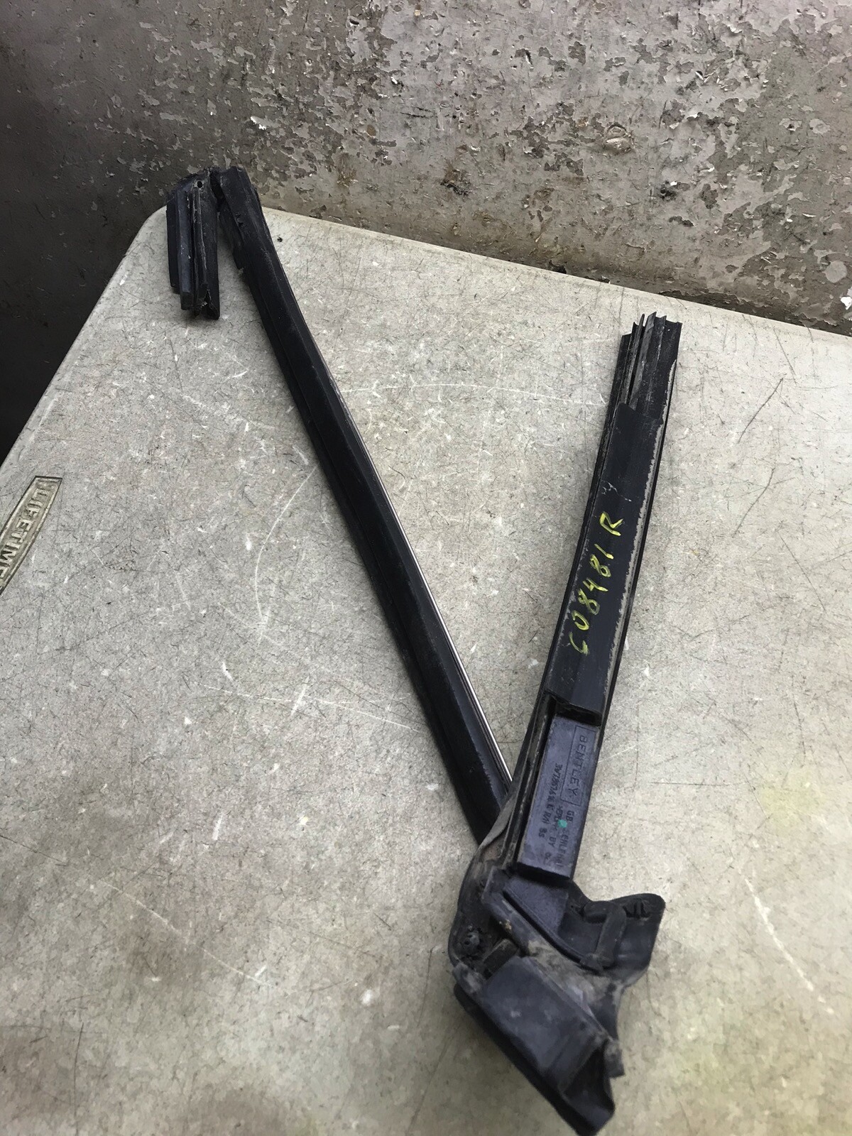 13 14 15 16 17 18 Bentley GTC Right Passenger Front Exterior Vent Window Trim