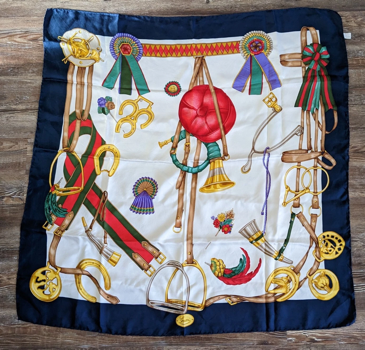 Authentique Gucci 100% soie foulard fabriqué en Italie garniture bleue équitation thème équestre