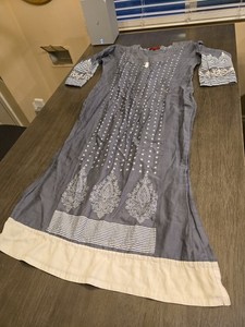 Salwar Kameez Grey & White Savila Pullover, Size Medium, Star Design