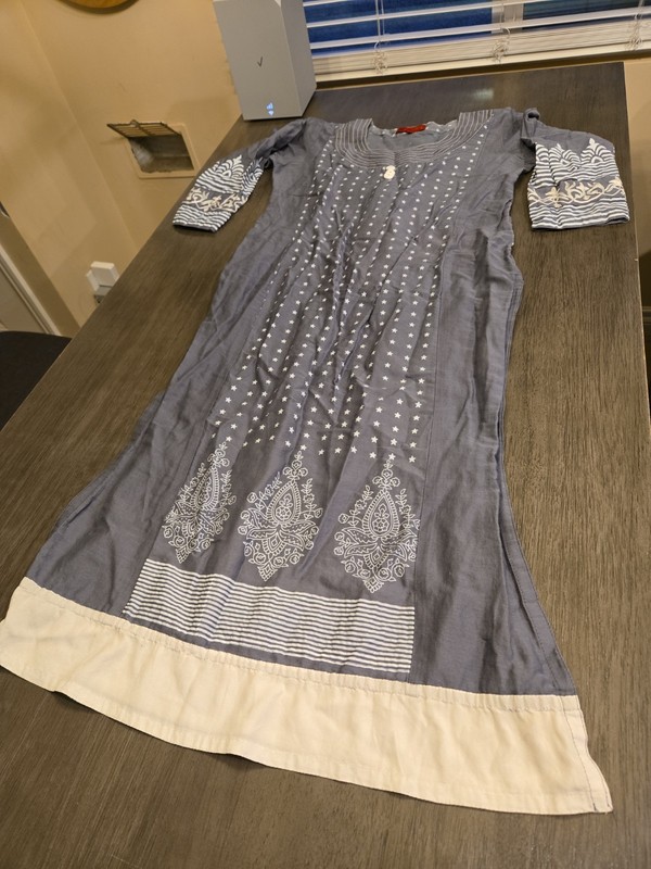 Salwar Kameez Grey & White Savila Pullover, Size Medium, Star Design