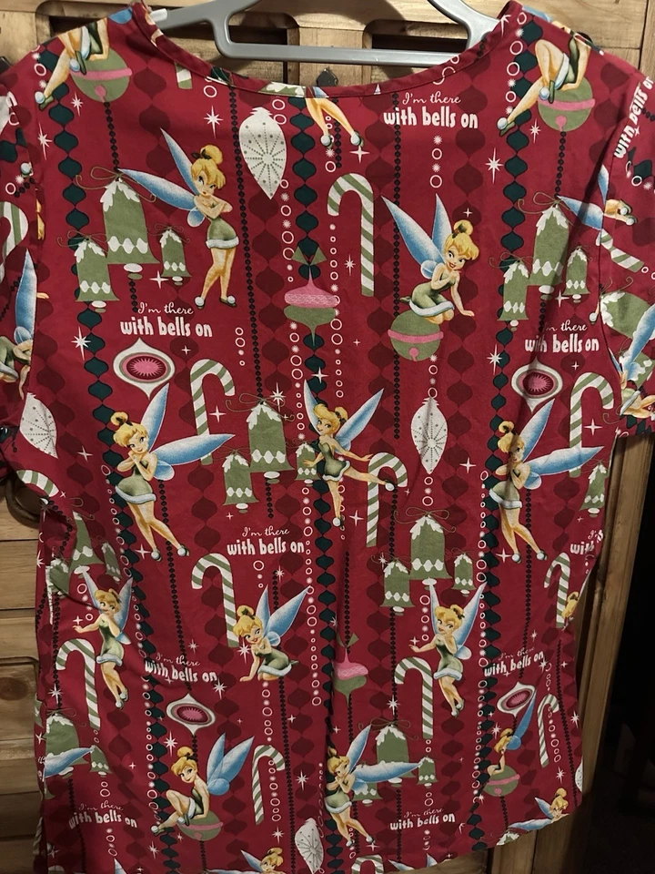 Blusa Médica Disney Tinkerbell ROJA NAVIDAD Mediana, Estoy Ahí Con Campanas En BRILLANTE Foto 2 de 4