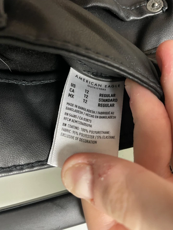 Pantalones acampanados American Eagle elásticos de tiro súper alto negros de imitación de cuero talla 12 Foto 4 de 4