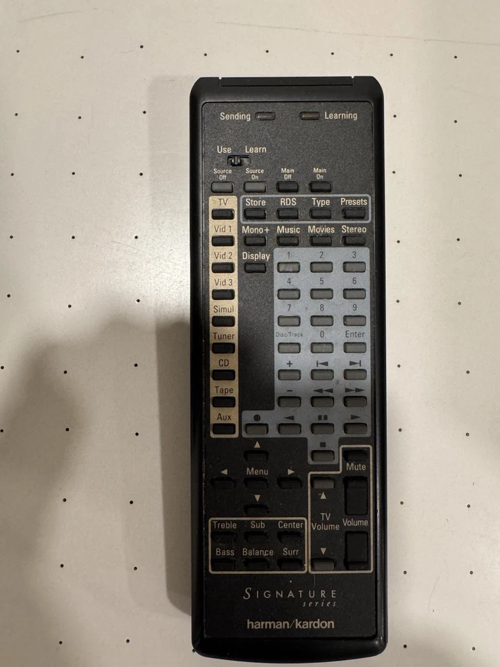 Harman Kardon Signature Series 2.0 - Procesador/Sintonizador de preamplificador A/V - Usado Foto 2 de 4