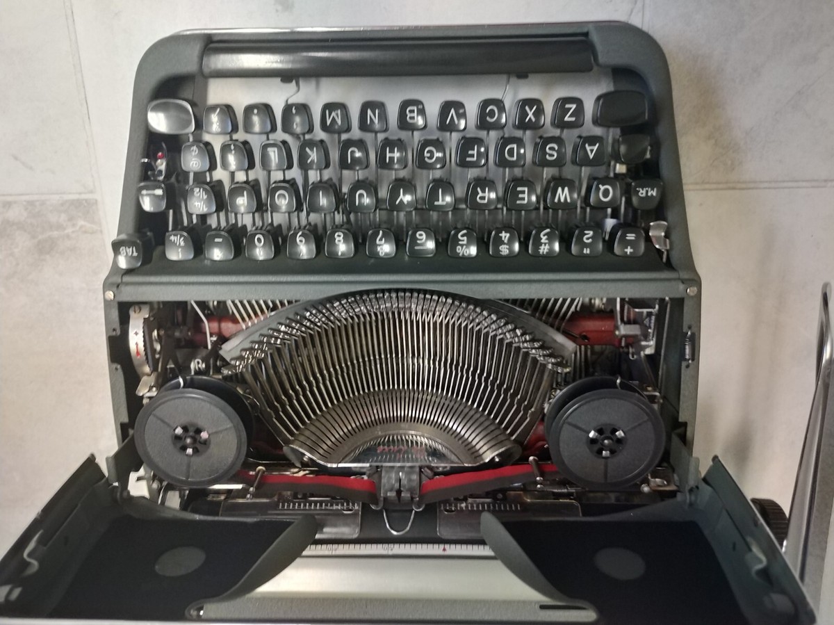 1957 Vintage Deluxe Olympia Typewriter with Case | eBay