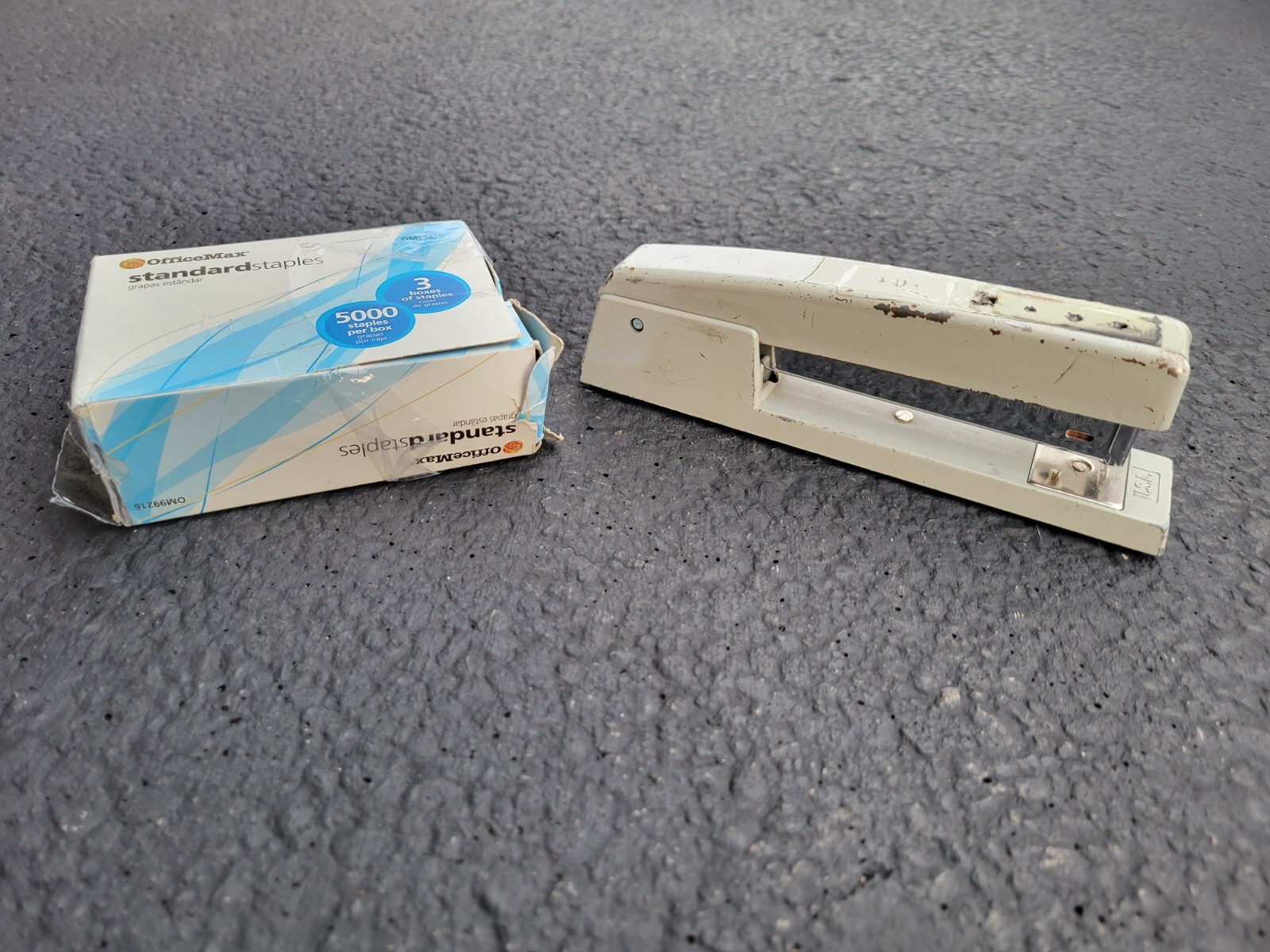 Swingline stapler vintage + staples office desk metal USA made-image