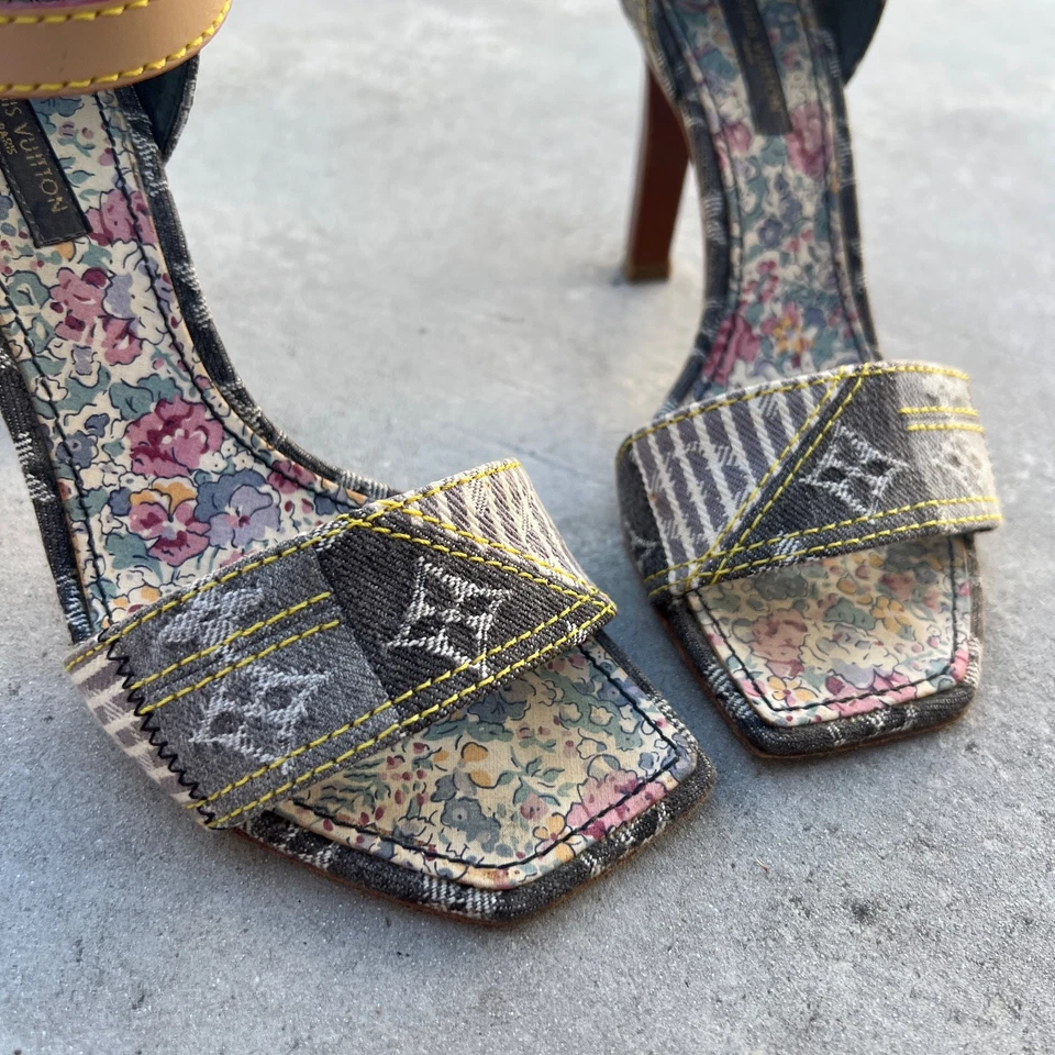Louis Vuitton | Autêntico Vintage Denim LV Monograma Sandálias de Couro Floral (35,5) - Imagem 4 de 4