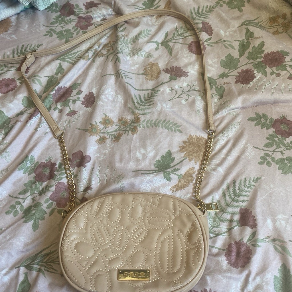 bebe Beige Quilted Oval Small Crossbody Bag Gold Chain Strap Zip/Magnetic