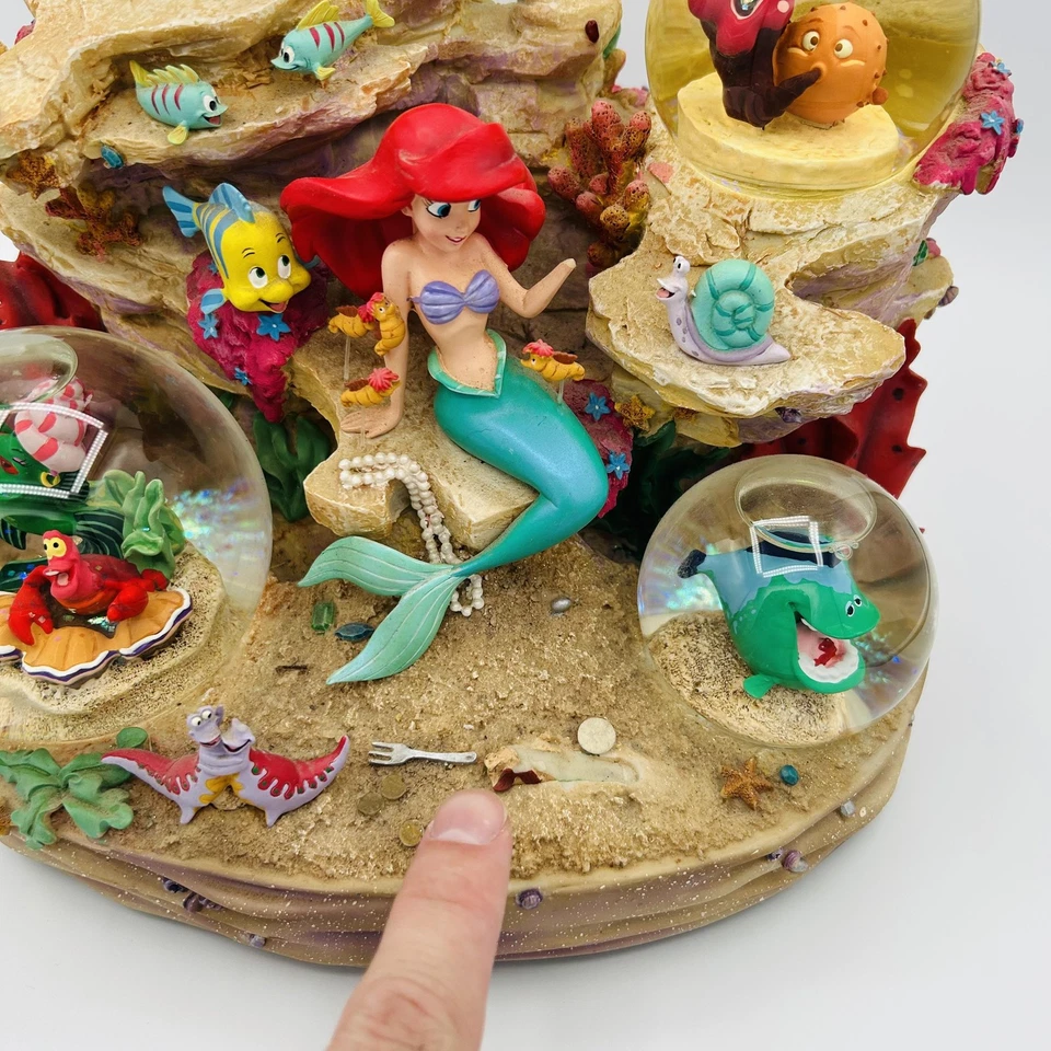 Disney Store Sirenita Ariel Musical Globo de Nieve Bajo el Mar Sebastián Foto 2 de 4