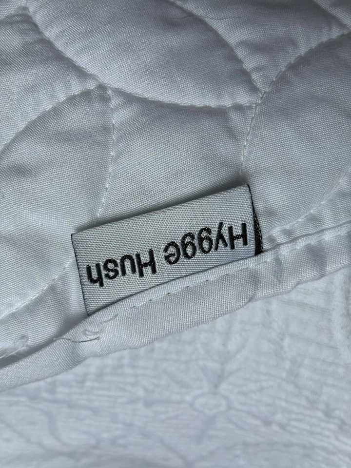 White Queen King Bedspread with pillow shams - Image 3 of 4