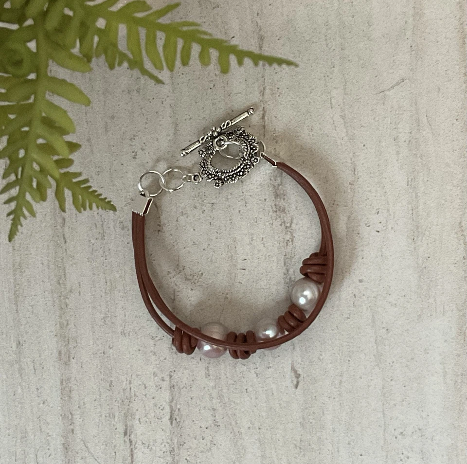 Pulsera artesanal de perlas de lavanda con triple hilo marrón chocolate 7 3/4 pulgadas Foto 3 de 4