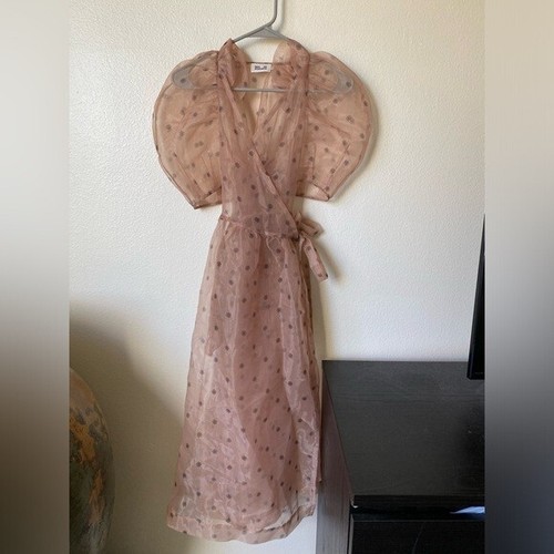Baum Und Pferdgarten Women’s Adelaide Puff-Sleeve Midi Wrap Dress in Tan