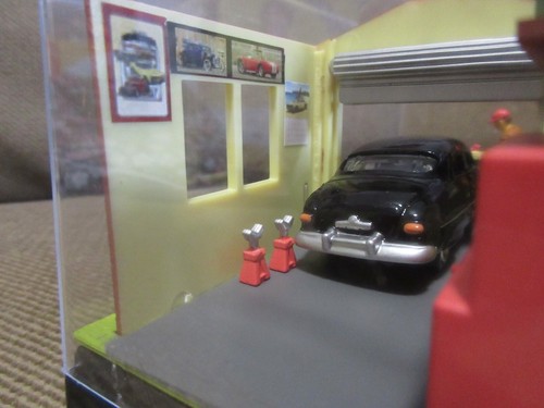 1:64 Motormax 1949 Mercury Coupe & Saturday Morning Garage Diorama - Picture 6 of 9