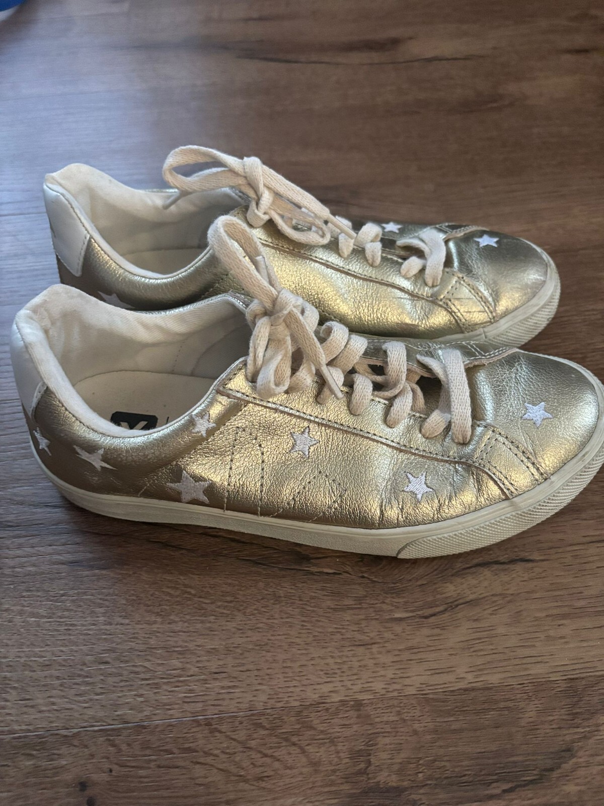 Madewell x Veja Esplar Low Sneakers in Star Embroidered Gold