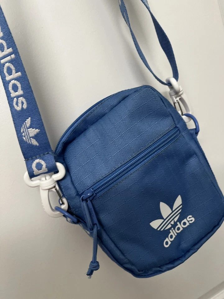 Черная сумка через плечо adidas - унисекс - Изображение 2 из 3