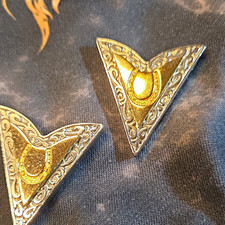 Herren Kragenecken Paar dreieckig Metall versilbert silber/gold Gravuroptik