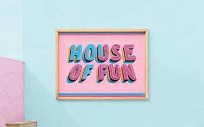 House of Fun Text bunt Zitat Zirkus Jahrmarkt Regenbogen Galerie Wand positiv fett